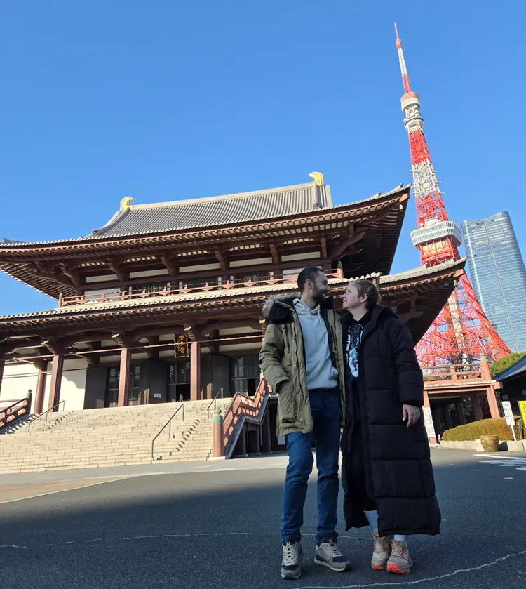 Templo Zojoji con torre de Tokio al fondo