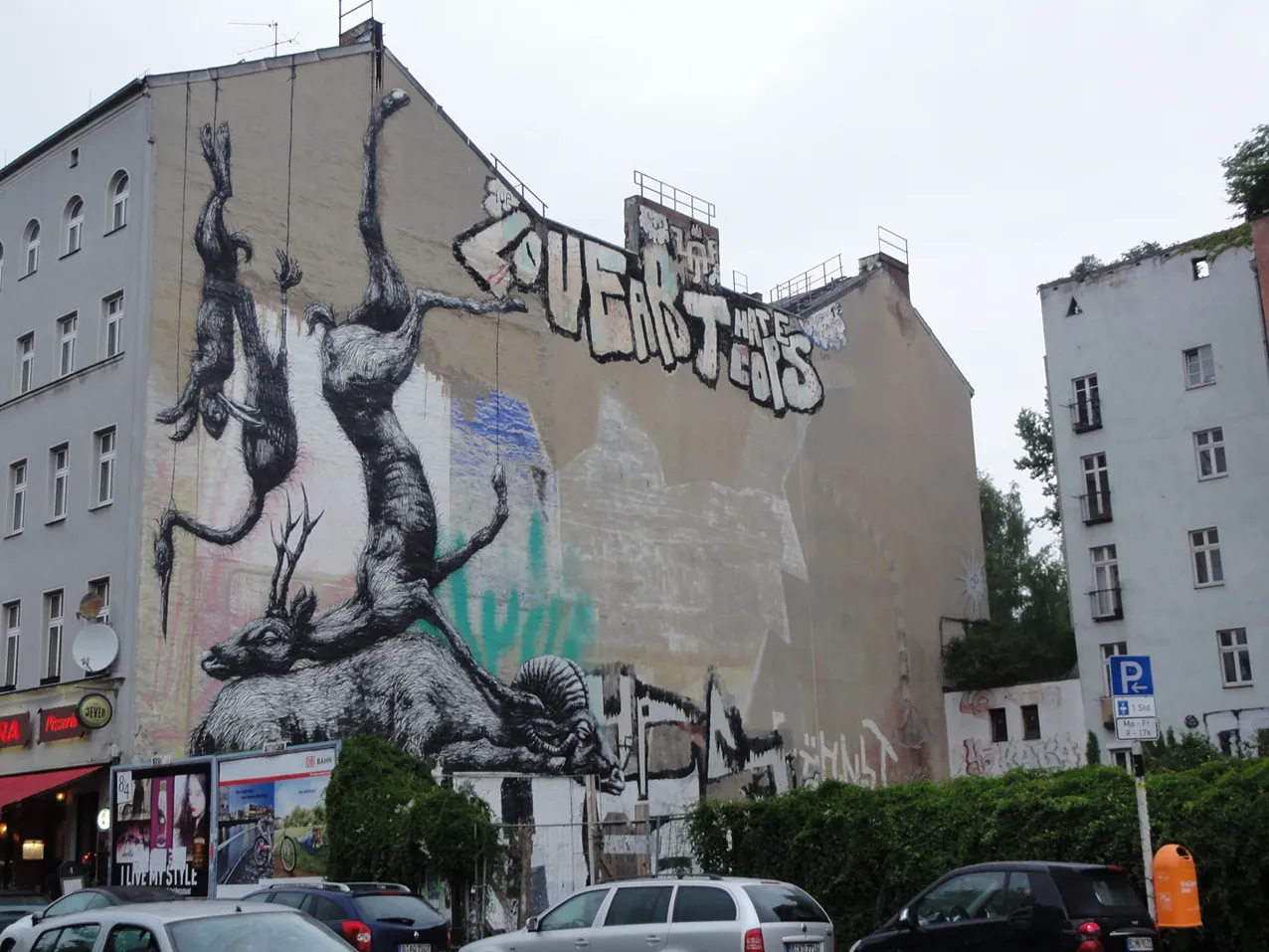 Calle con arte urbano en Kreuzberg