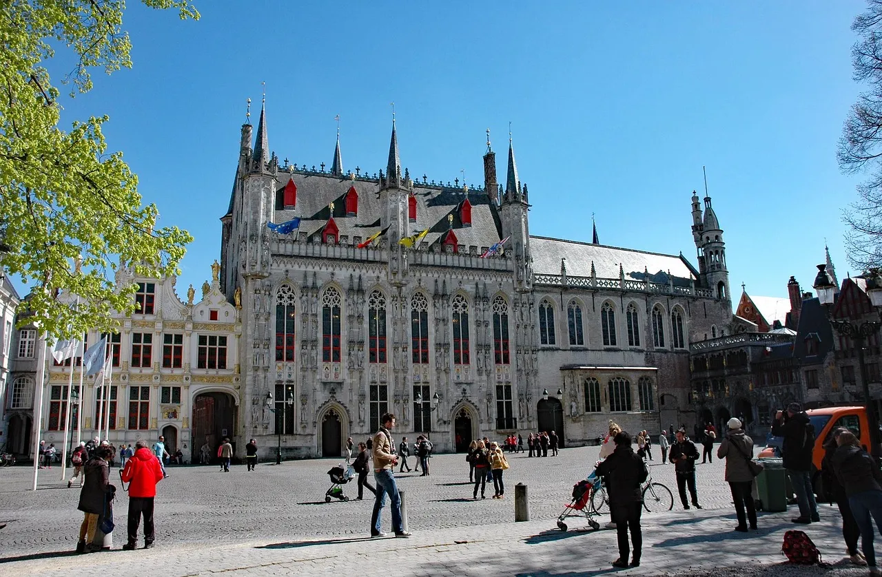 Ayuntamiento en Plaza del Burg en Brujas