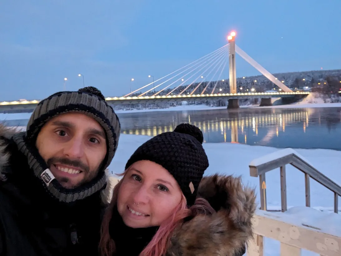 Río Kemijoki y puente Jätkänkynttilä en Rovaniemi