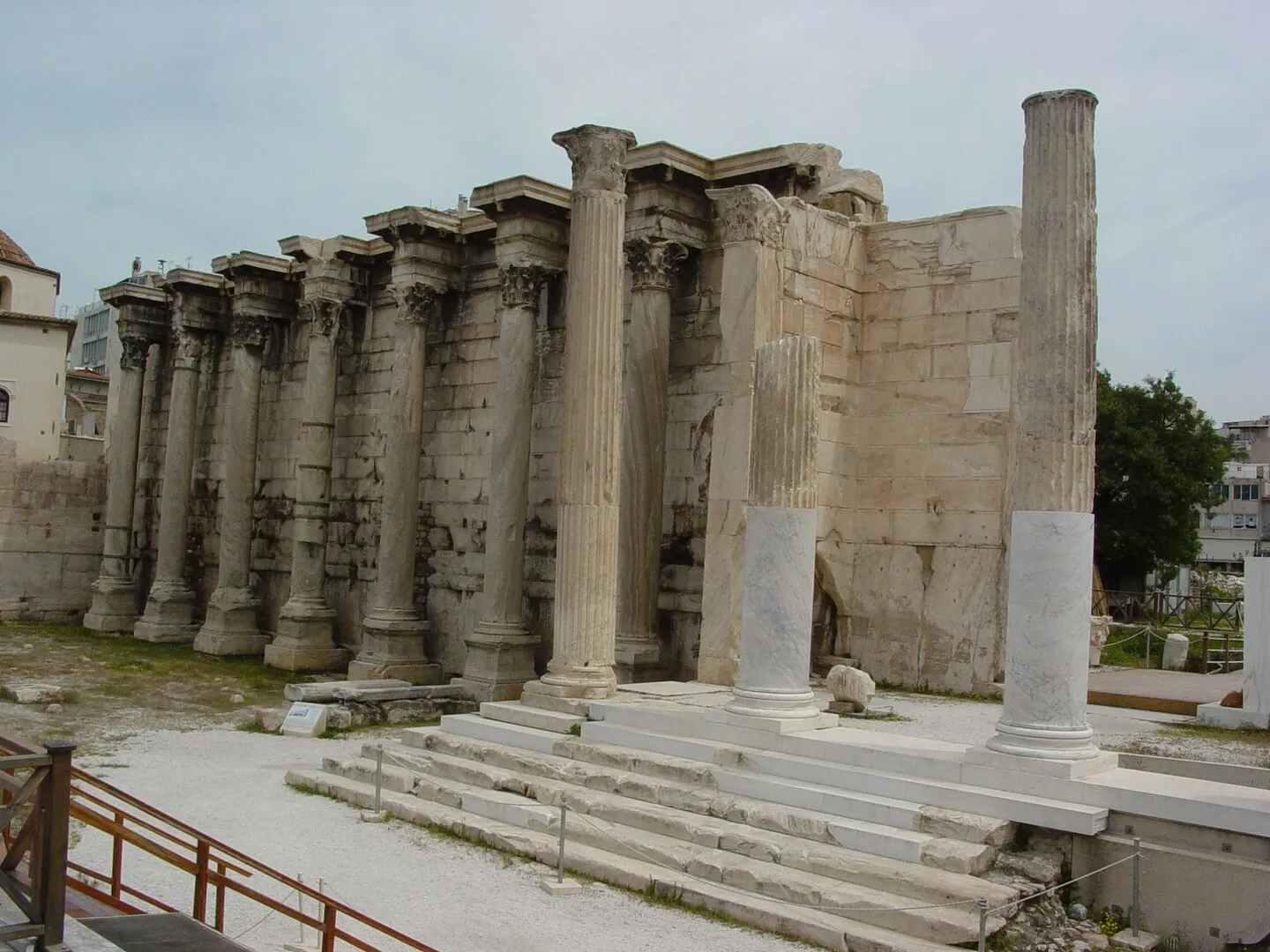 Ruinas de la Biblioteca de Adriano en Atenas