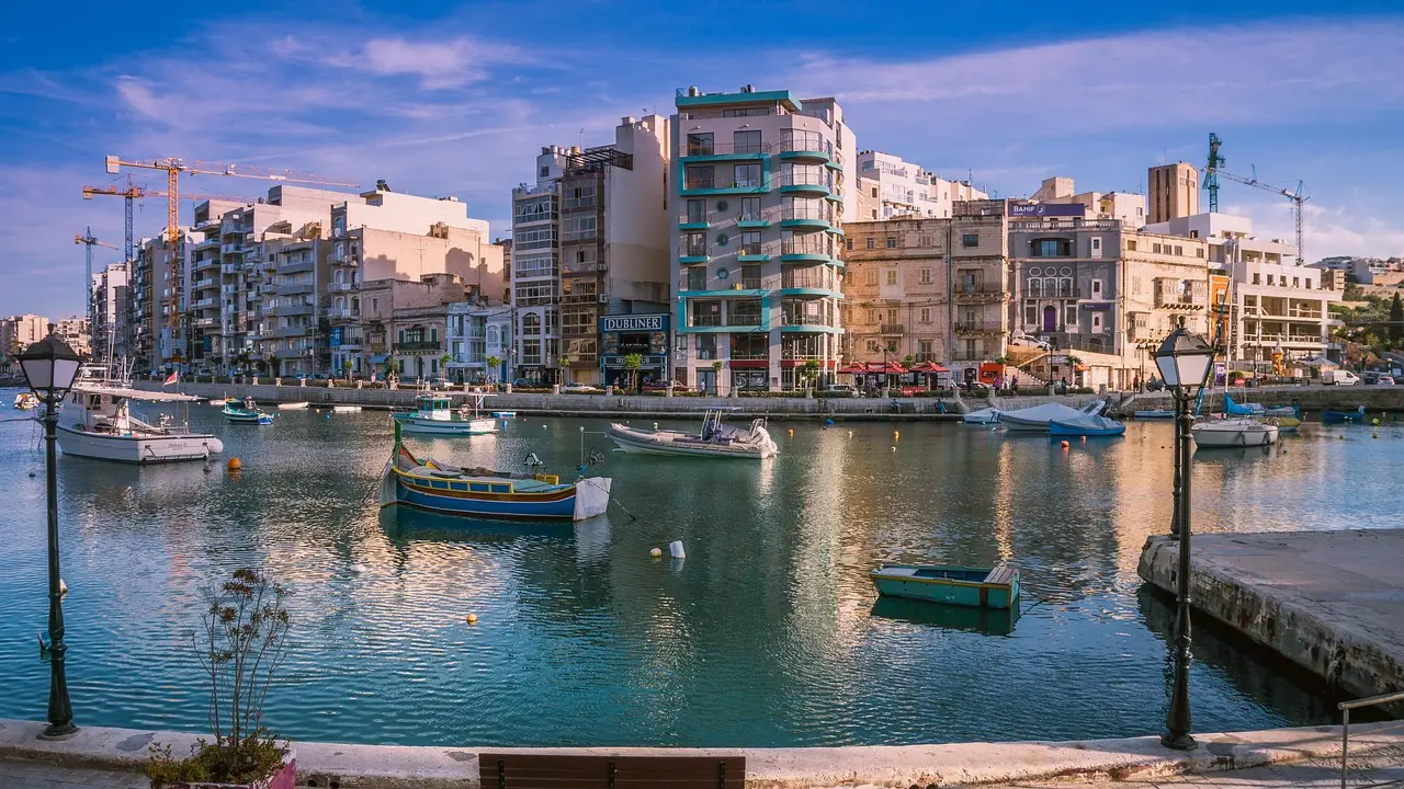 Paseo y playa en St. Julian’s, Malta