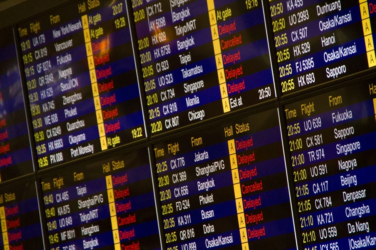 Pantalla de aeropuerto con horario de vuelos