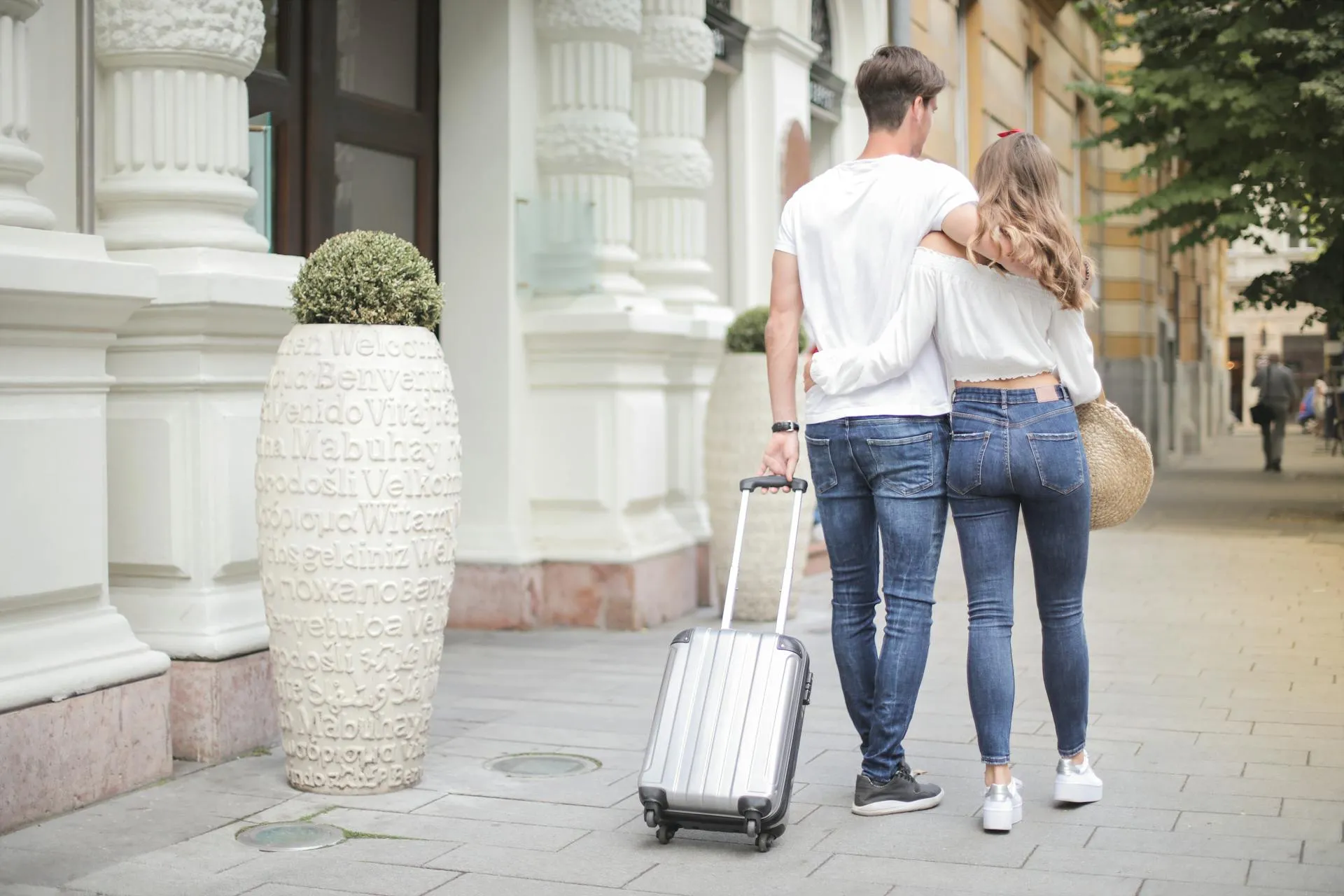 Pareja caminando con una maleta